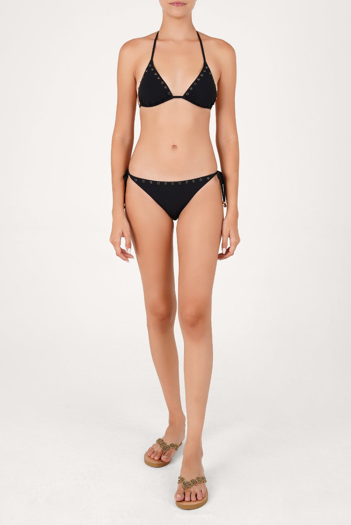 Calzón de bikini negro con detalles de tachuelas en la cintura y con top de bikini