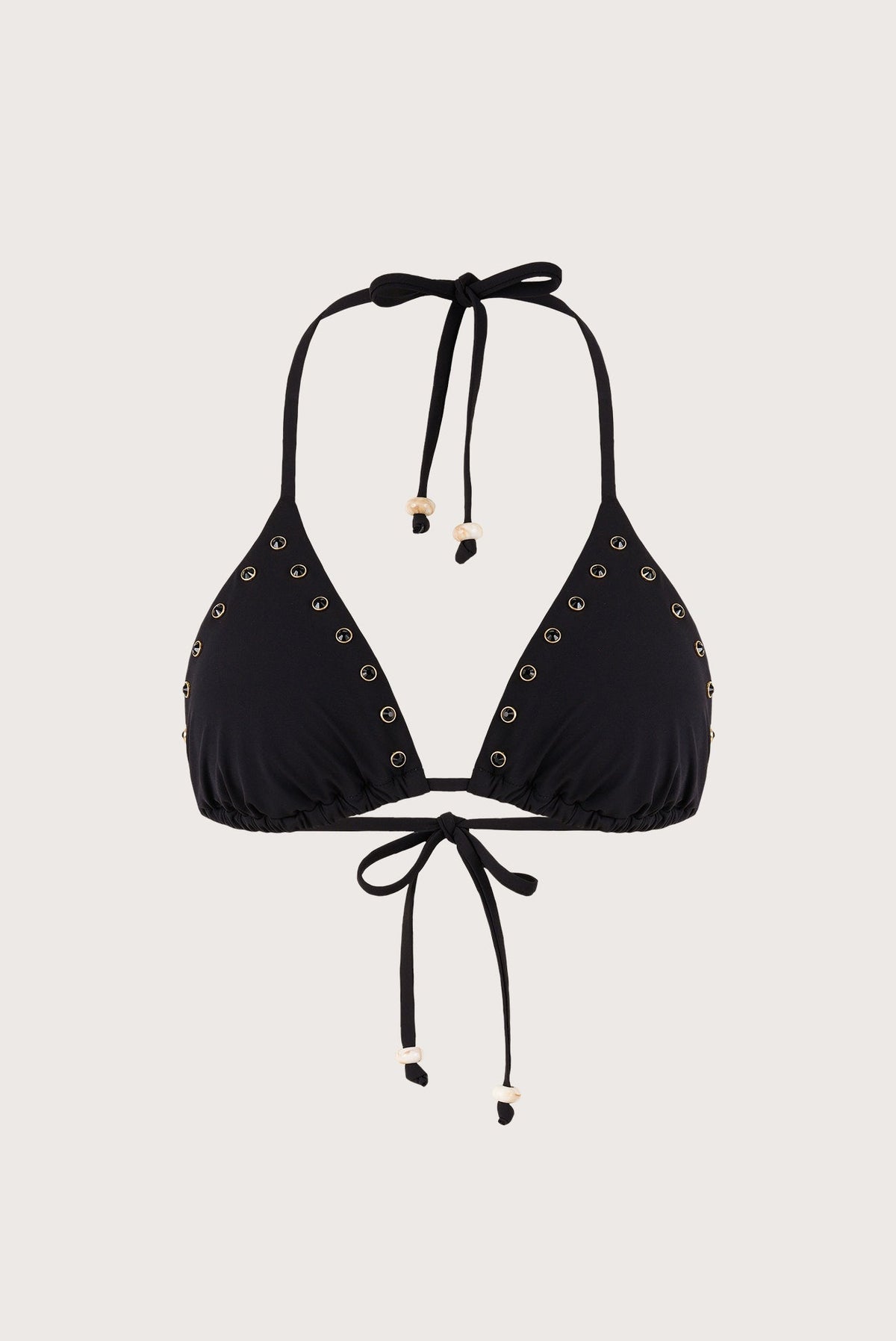 Top de bikini negro triangular con aplicaciones doradas en el borde y tirantes halter anudados al cuello