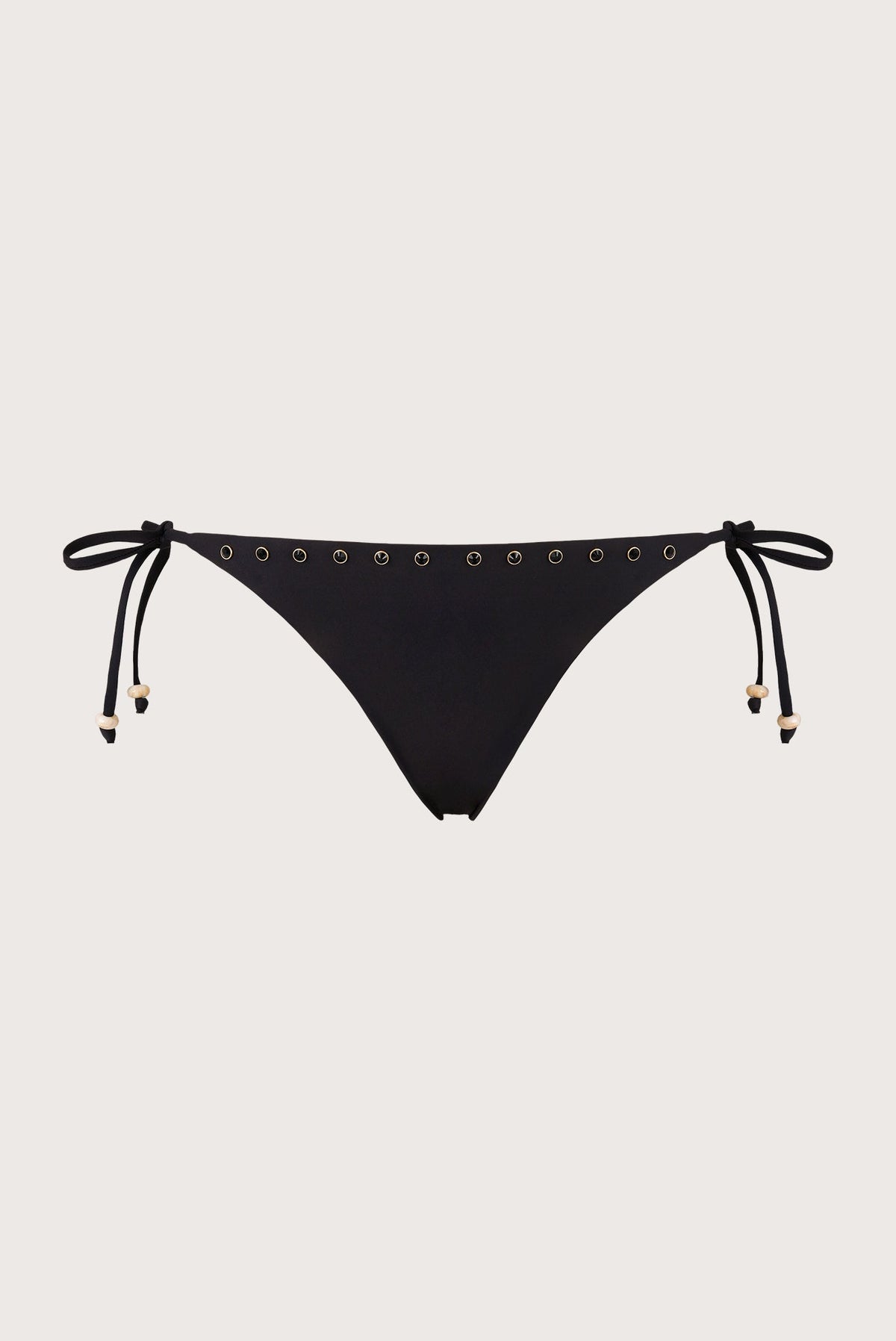 Calzón de bikini negro con detalles de tachuelas y amarres laterales en los extremos